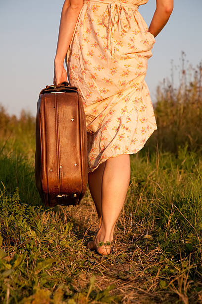 feuilles de - suitcase retro revival women old fashioned photos et images de collection