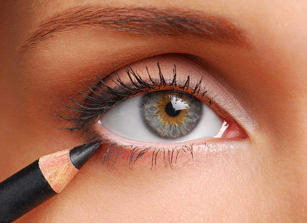 lápiz cosmético negro - makeup pencils fotografías e imágenes de stock