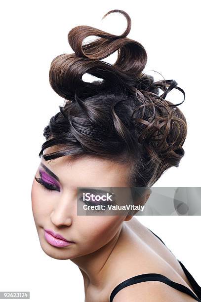 Foto de Mulher Com Brilhante Moda Penteado E Maquiagem Elegante e mais fotos de stock de Cabelo Humano