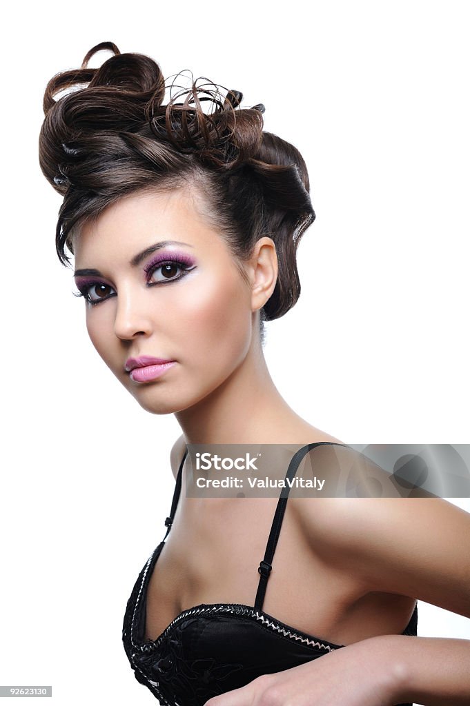 Schöne junge Frau, die Frisur mit Stil - Lizenzfrei Attraktive Frau Stock-Foto