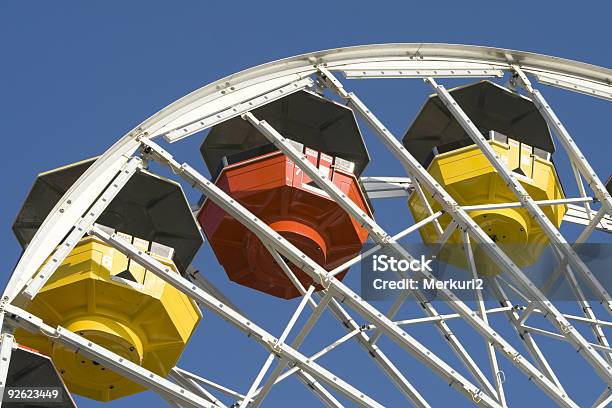 Foto de Ferriswheel e mais fotos de stock de Amarelo - Amarelo, Atividade Recreativa, Atração de Parque de Diversão