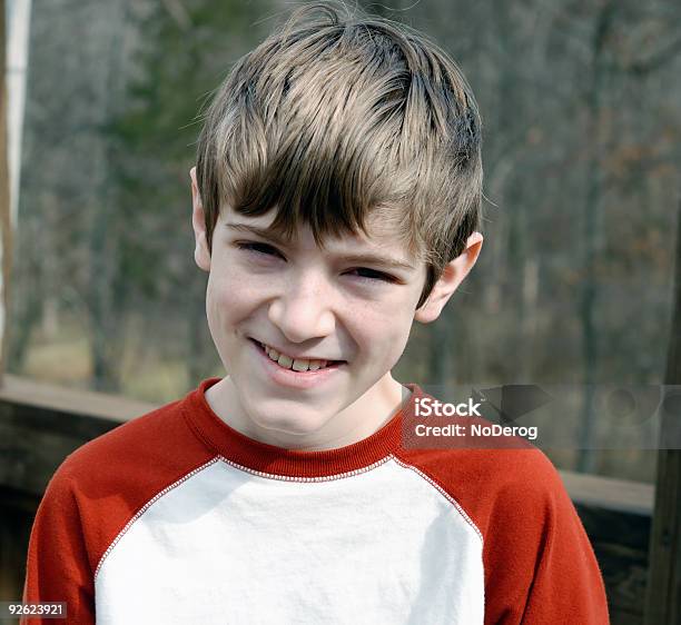 Menino Sorridente - Fotografias de stock e mais imagens de 10-11 Anos - 10-11 Anos, Ao Ar Livre, Criança