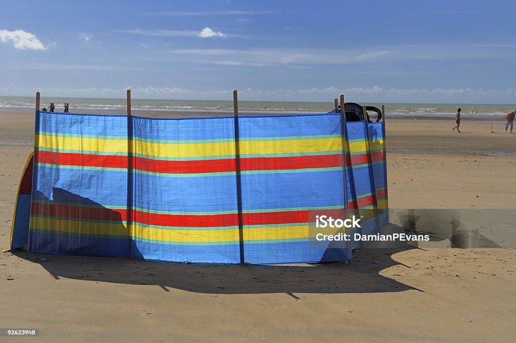 ビーチで明るい風除け - イギリス海峡のロイヤリティフリーストックフォト