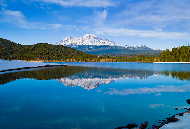 Mount Shasta in Northern California  siskiyou lake stock pictures, royalty-free photos & images