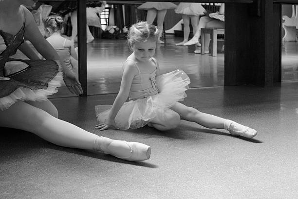 junge ballett-tänzerin erhalten anweisungen - traditional dancing ballet dancing classical style stock-fotos und bilder