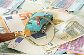 ein-auto-eine-lupe-und-viele-euro-geldscheine.jpg?b=1&s=170x170&k=20&c=LI0b8K_GEefMXl2hJ8LdAWX8gIsYcSXWbu4THVCexl0=