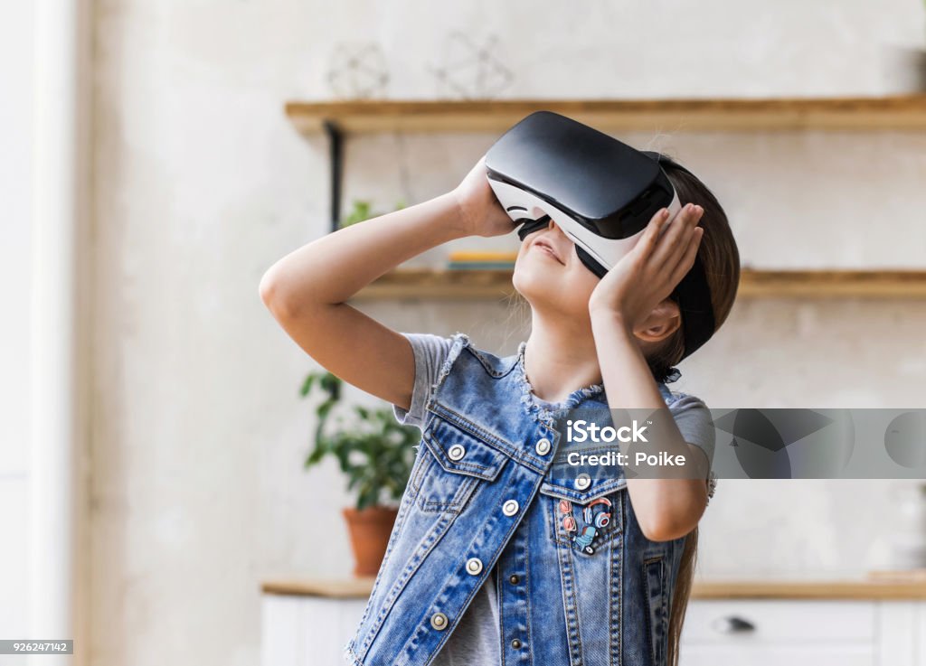 仮想現実 eyeglasss ヘッドセットを経験している少女をカットします。 - 子供のロイヤリティフリーストックフォト