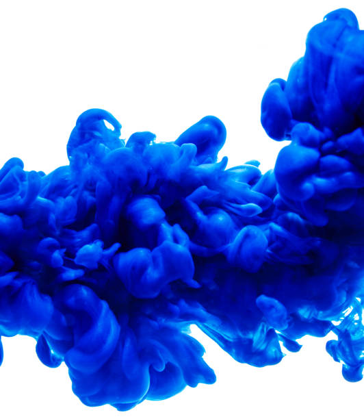 ч�ернила синего цвета краски заливки в воде изолированы на белом фоне - blue tint стоковые фото и изображения