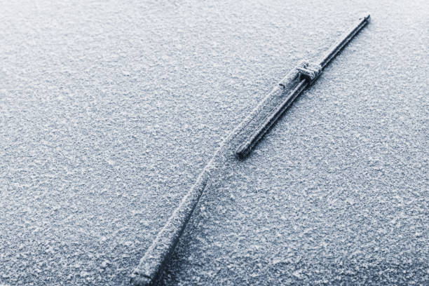 wycieraczek samochodowych na oknie pokrytym śniegiem - frozen windshield cold car zdjęcia i obrazy z banku zdjęć