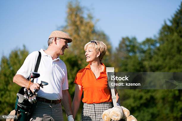 Foto de Casal Jogando Golfe e mais fotos de stock de Golfe - Golfe, Casal Idoso, Exercício físico