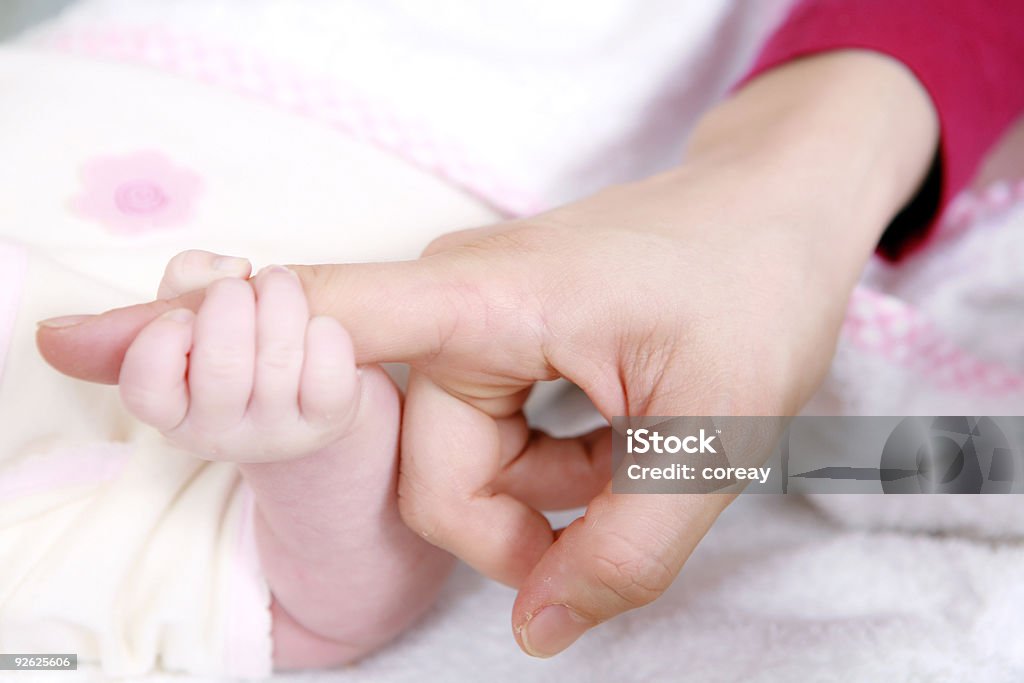 Dziecko trzyma Palec - Zbiór zdjęć royalty-free (Bezpieczeństwo)