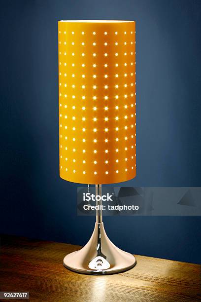 Tabela Lampy Nowoczesne Bardzo Ostrożnie Oświetlone - zdjęcia stockowe i więcej obrazów Chrom