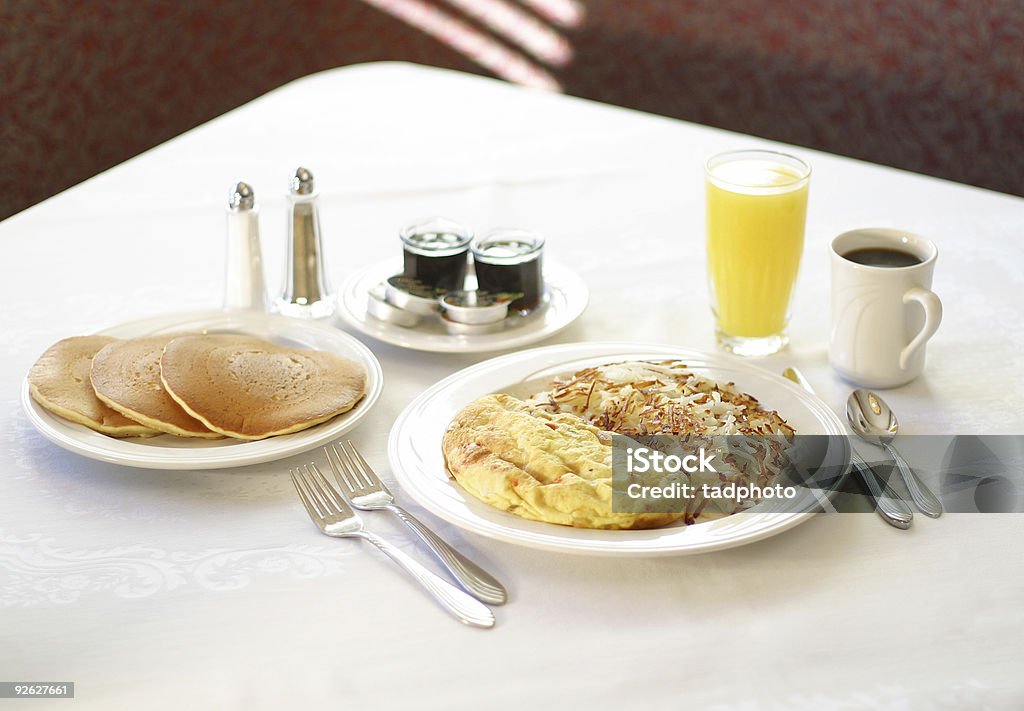 朝食のセッティング - オムレツのロイヤリティフリーストックフォト