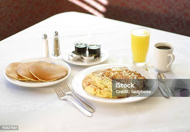 朝食のセッティング - オムレツのストックフォトや画像を多数ご用意 - オムレツ, オレンジジュース, カラー画像
