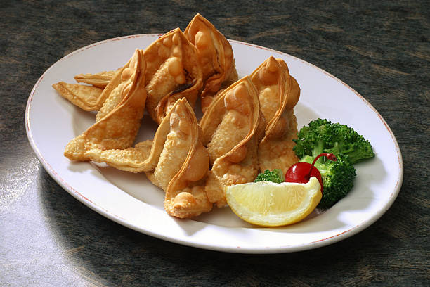 crabe des wontons frits/rangoons sur une assiette - yangon photos et images de collection