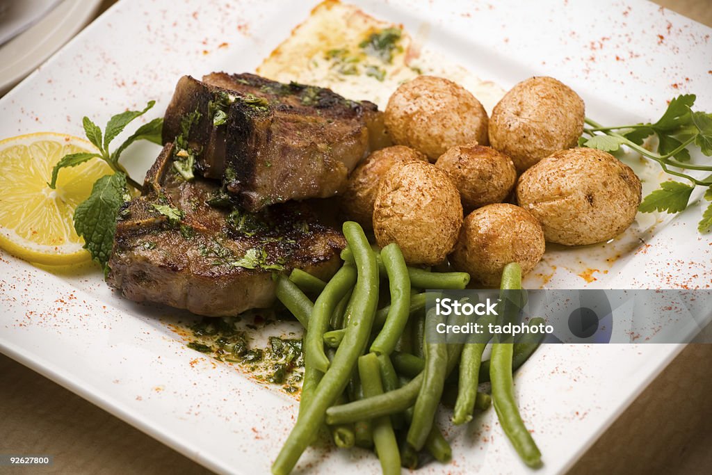 Carne, batatas, vagens - Foto de stock de Batatas Prontas royalty-free