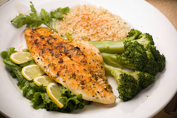 filetto di pesce bianco con broccoli spears - fish filet foto e immagini stock