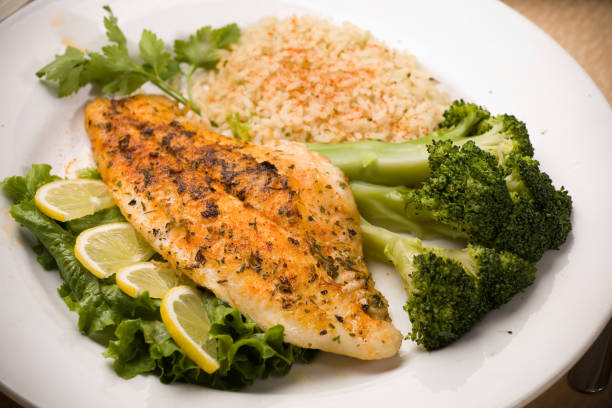 filete de peixe branco com brócolos spears - rockfish imagens e fotografias de stock