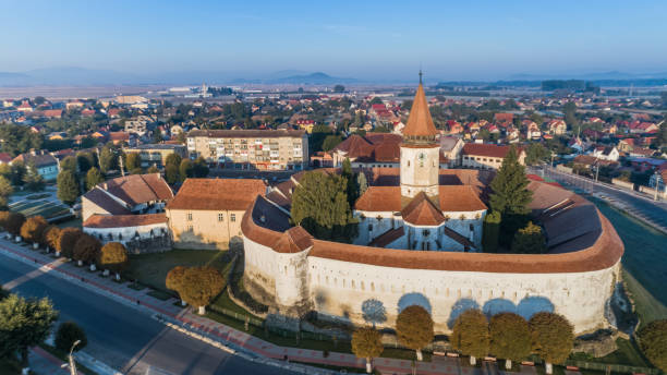 vista aérea de prejmer fortificado a igreja. brasov, roménia - prejmer fortress - fotografias e filmes do acervo