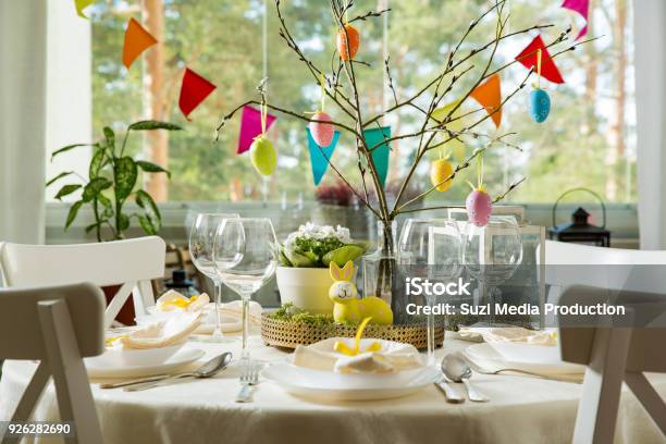 Schöner Serviert Runder Tisch Mit Dekorationen Im Speisesaal Für Osterfeier Stockfoto und mehr Bilder von Ostern