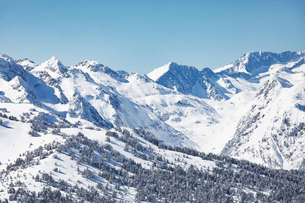 los pirineos en invierno en la val d aran cataluña españa - snow capped mountain peaks fotografías e imágenes de stock