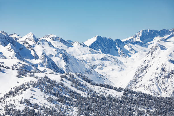 la chaîne des pyrénées en hiver dans le val d’aran catalogne espagne - neige éternelle photos et images de collection