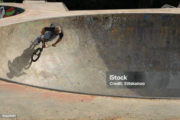 Photo libre de droit de Équitation Dans Le Bowl banque d'images et plus d'images libres de droit de Graffiti - Graffiti, Vélo, Agripper