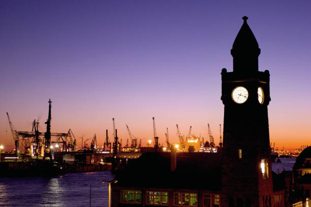 istock Landingsbruecken Piers in Hamburg 926292916