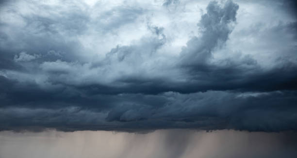 stürmischer himmel und regen.  apokalypse wie - storm cloud cloud cloudscape cumulonimbus stock-fotos und bilder