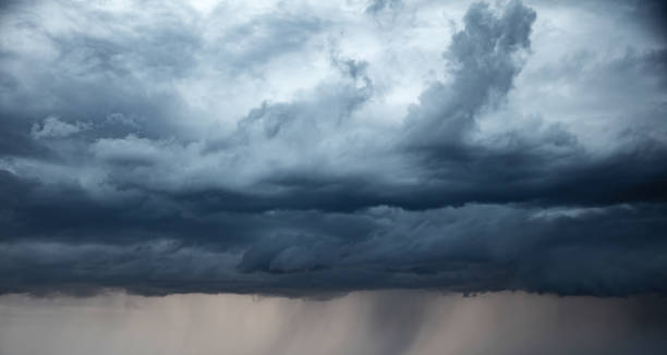 荒れ模様の空と雨。 黙示録のような - africa blue cloud color image ストックフォトと画像