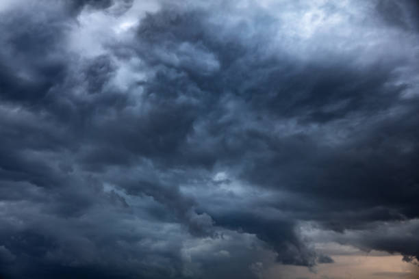 cielo tempestoso e pioggia.  apocalisse come - tornado storm disaster storm cloud foto e immagini stock