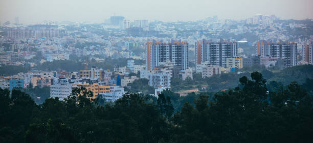 vista del bellissimo paesaggio urbano di bangalore - bangalore india business building exterior foto e immagini stock