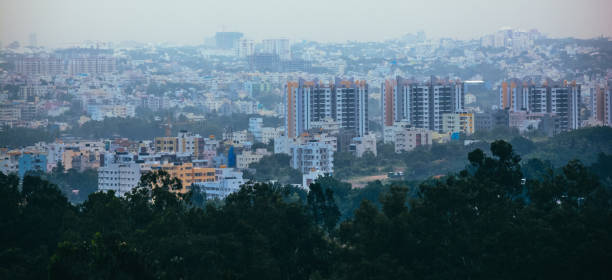 vista da bela bangalore cityscape - bangalore india business building exterior - fotografias e filmes do acervo