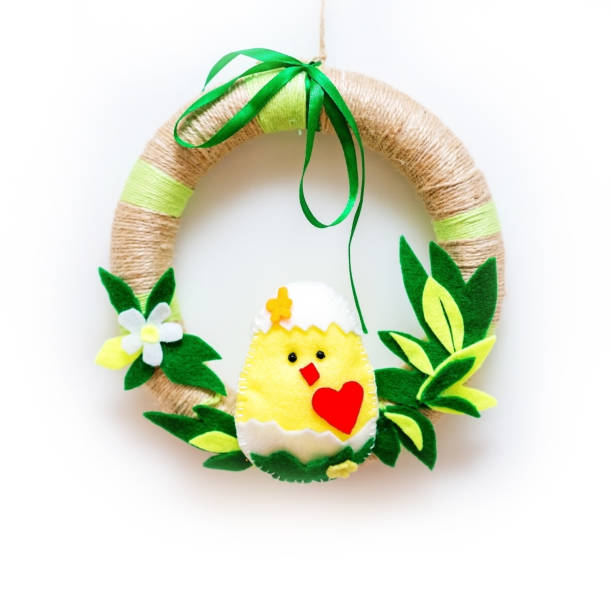 Easter decor handmade: frame and chicken out of felt.