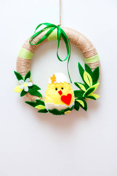 istock Easter decor handmade: frame and chicken out of felt. 926312572