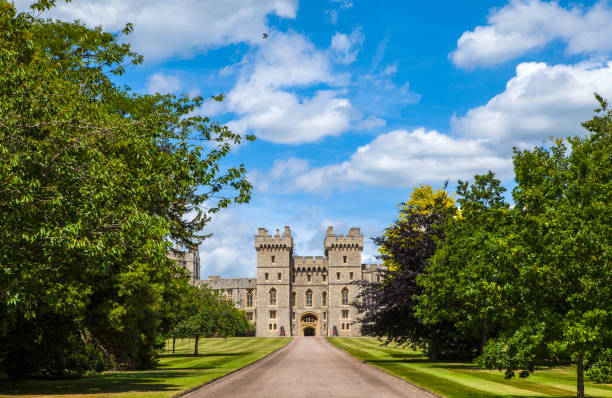 windsor castle in windsor, uk - palace gate imagens e fotografias de stock