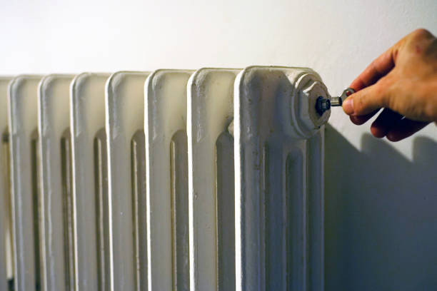 purgue el aire del radiador - heat leak fotografías e imágenes de stock