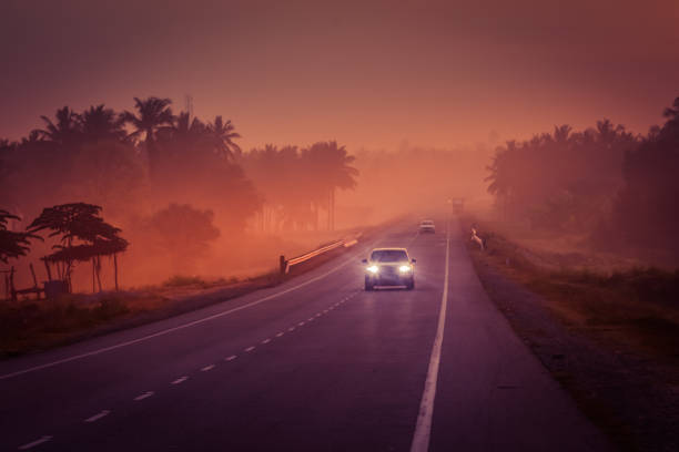 coche en movimiento de manera express - car horizon over land driving street fotografías e imágenes de stock