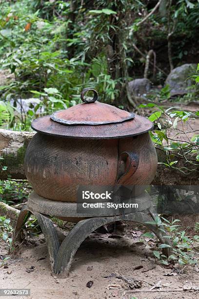 Contenitore Per Rifiuti Nella Foresta Pluviale - Fotografie stock e altre immagini di Ambientazione esterna - Ambientazione esterna, Ambiente, Bidone della spazzatura