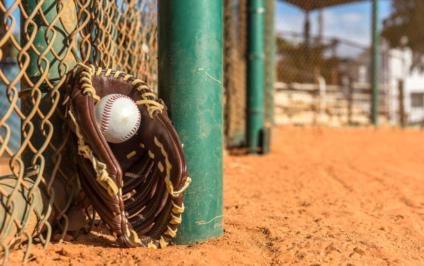 beisebol está de volta - baseball dugout baseball diamond practicing - fotografias e filmes do acervo