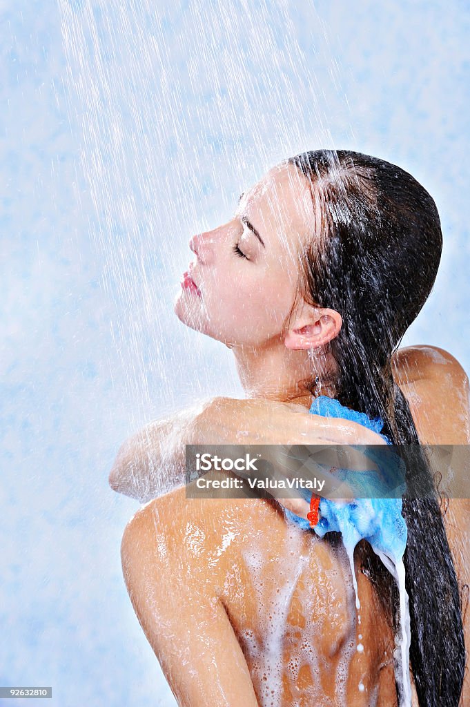 Frau Waschen Ihr Körper in Dusche - Lizenzfrei Dusche Stock-Foto