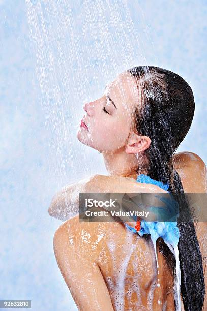 Lavare Il Suo Corpo Di Donna In Doccia - Fotografie stock e altre immagini di Doccia - Doccia, Profilo - Vista laterale, Acqua