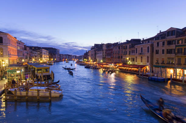 canal grande a venezia, italia. scena notturna - photography urban scene venice italy veneto foto e immagini stock
