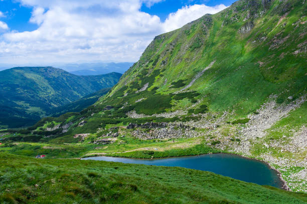 istock mountain lake Brebeneskul 926350442