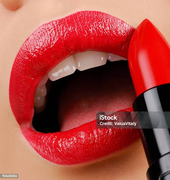 아름다운 붉은 립스틱 단체에 대한 스톡 사진 및 기타 이미지 - 단체, 립스틱, 미용술