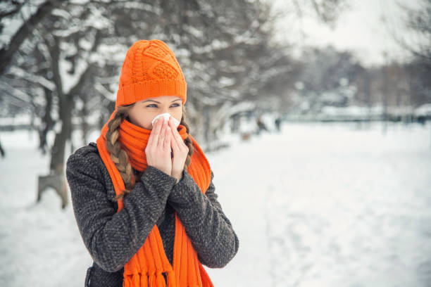 mulher, soprando em um tecido em um inverno frio e neve - human parainfluenza virus - fotografias e filmes do acervo