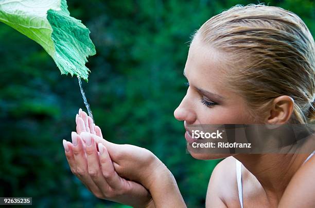 Reinheit Und Harmonie Der Natur Stockfoto und mehr Bilder von Attraktive Frau - Attraktive Frau, Blatt - Pflanzenbestandteile, Blondes Haar