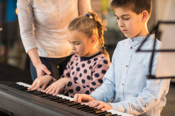 그룹에 악기를 재생 하는 학습 - music learning child pianist 뉴스 사진 이미지