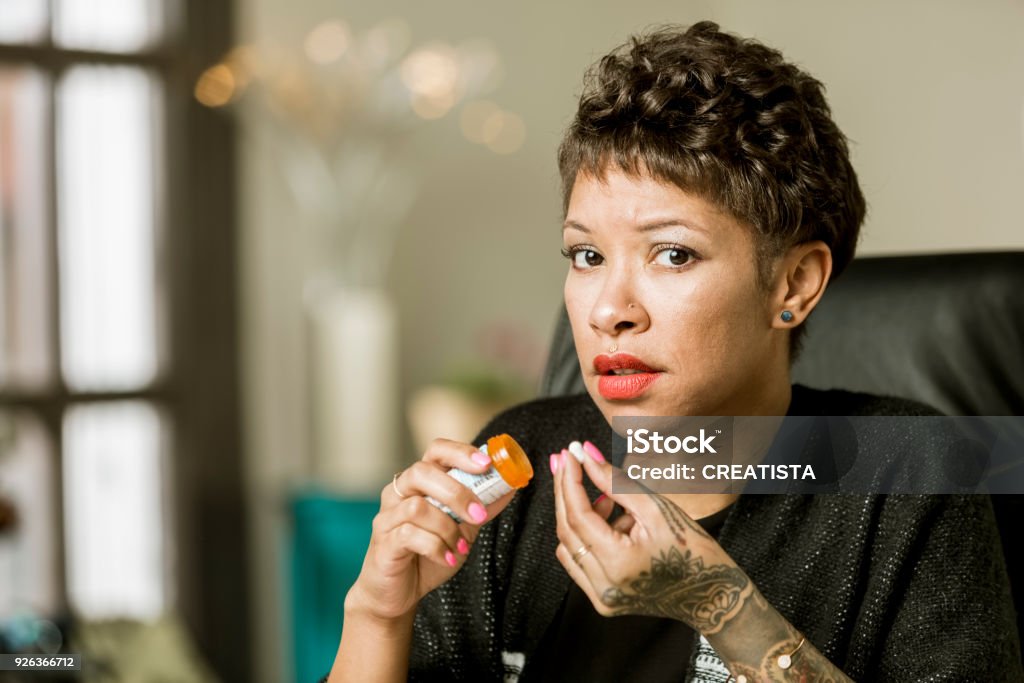 Femme inquiète avec un opioïde Prescription pilule - Photo de Comportement addictif libre de droits