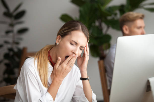 femme d’affaires fatigué s’ennuie bâillement par manque de sensation au travail du sommeil - fatigue photos et images de collection